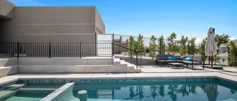 Een buitenzwembad en een verwarmd zwembad