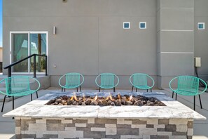 Terrace/patio - Modern Desert Oasis – Pool, Spa and Mountain Views (Desert Hot Springs)