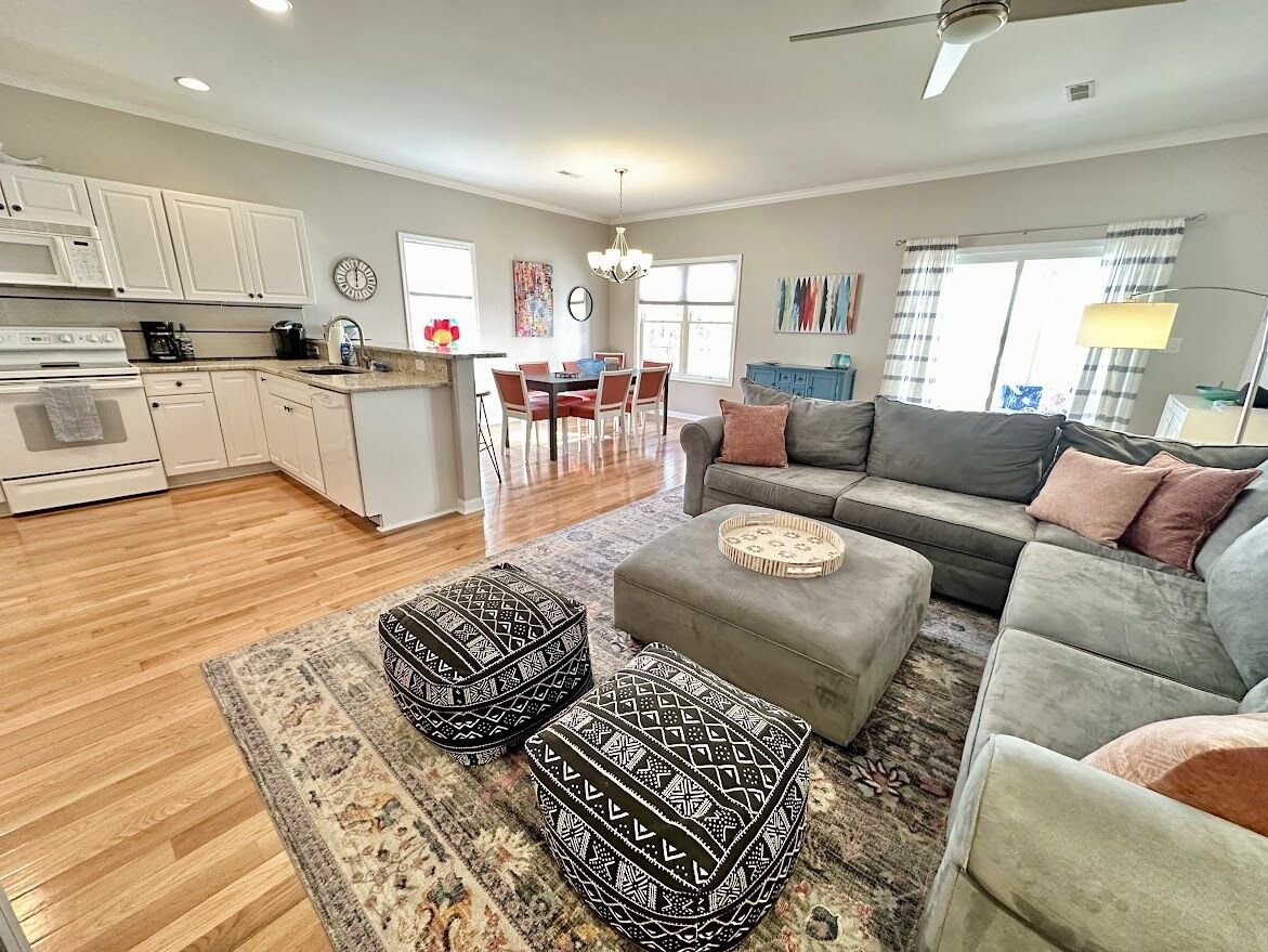 Beautiful Pet friendly Townhouse with a Community Pool!