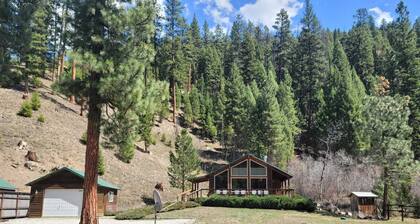 Cozy & Peaceful Painted Rocks Lake Cabin w/Hot Tub adjacent to West Fork River