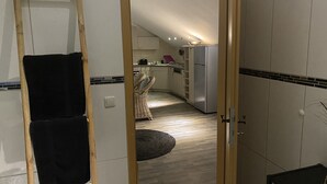 Une cuisine moderne équipée d’un réfrigérateur, d’une cuisinière et d’un four à micro-ondes.
