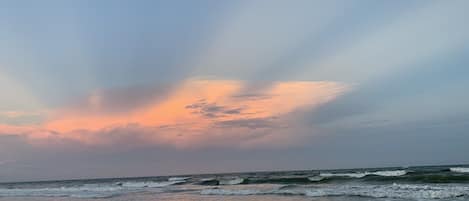Vlak bij het strand, ligstoelen aan het strand