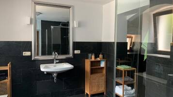 Shower, hair dryer, bidet, towels