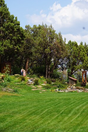 Property grounds - Private Haven+5 Acres+Sprawling Yards+Spectacular Waterfall Koi Pond!  3BR/2Bath (Bayfield)