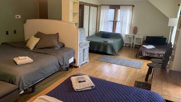 4 makuuhuonetta, työpöytä, ilmainen Wi-Fi, vuodevaatteet