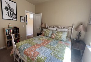 3 slaapkamers, een bureau, een strijkplank/strijkijzer, reisbedje