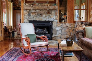 Una Smart TV, una chimenea, un reproductor de DVD, libros