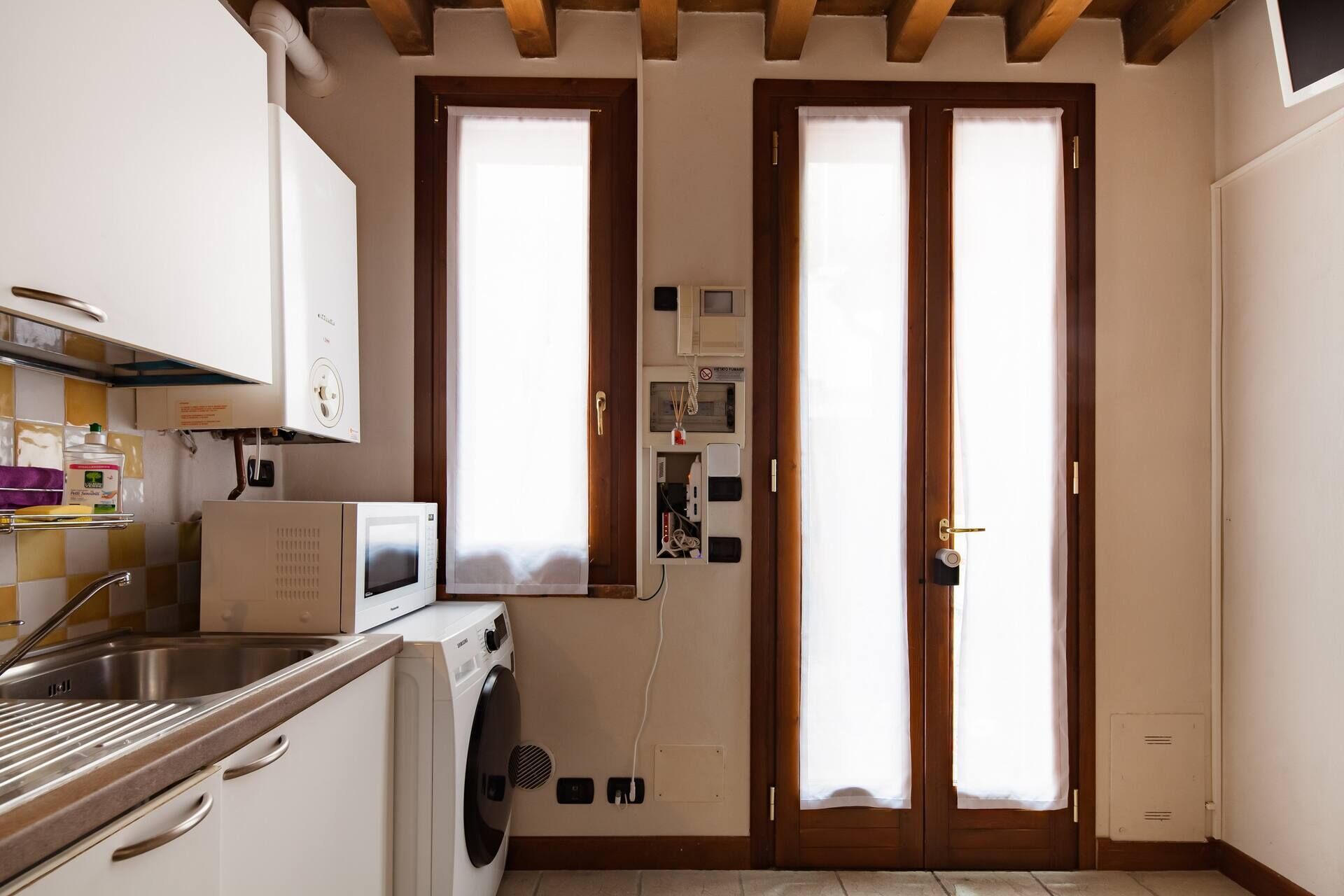 Réfrigérateur, micro-ondes, plaque de cuisson, lave-vaisselle