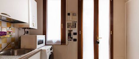 Kühlschrank, Mikrowelle, Herdplatte, Geschirrspüler