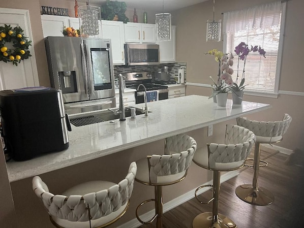 Réfrigérateur, four à micro-ondes, un four, surface de cuisson