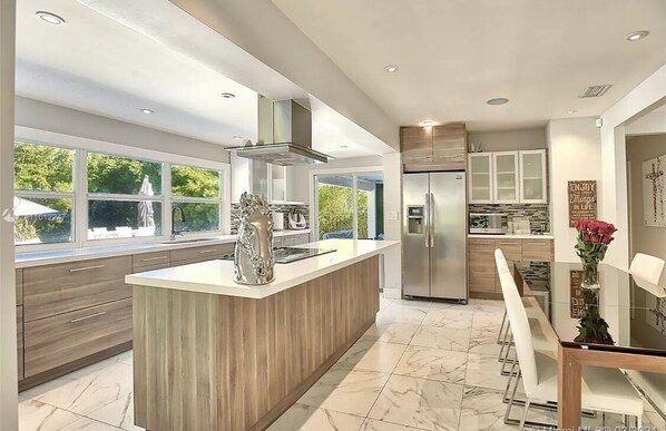 Private kitchen - Modern Villa with Pool, near shopping and beach (North Miami)