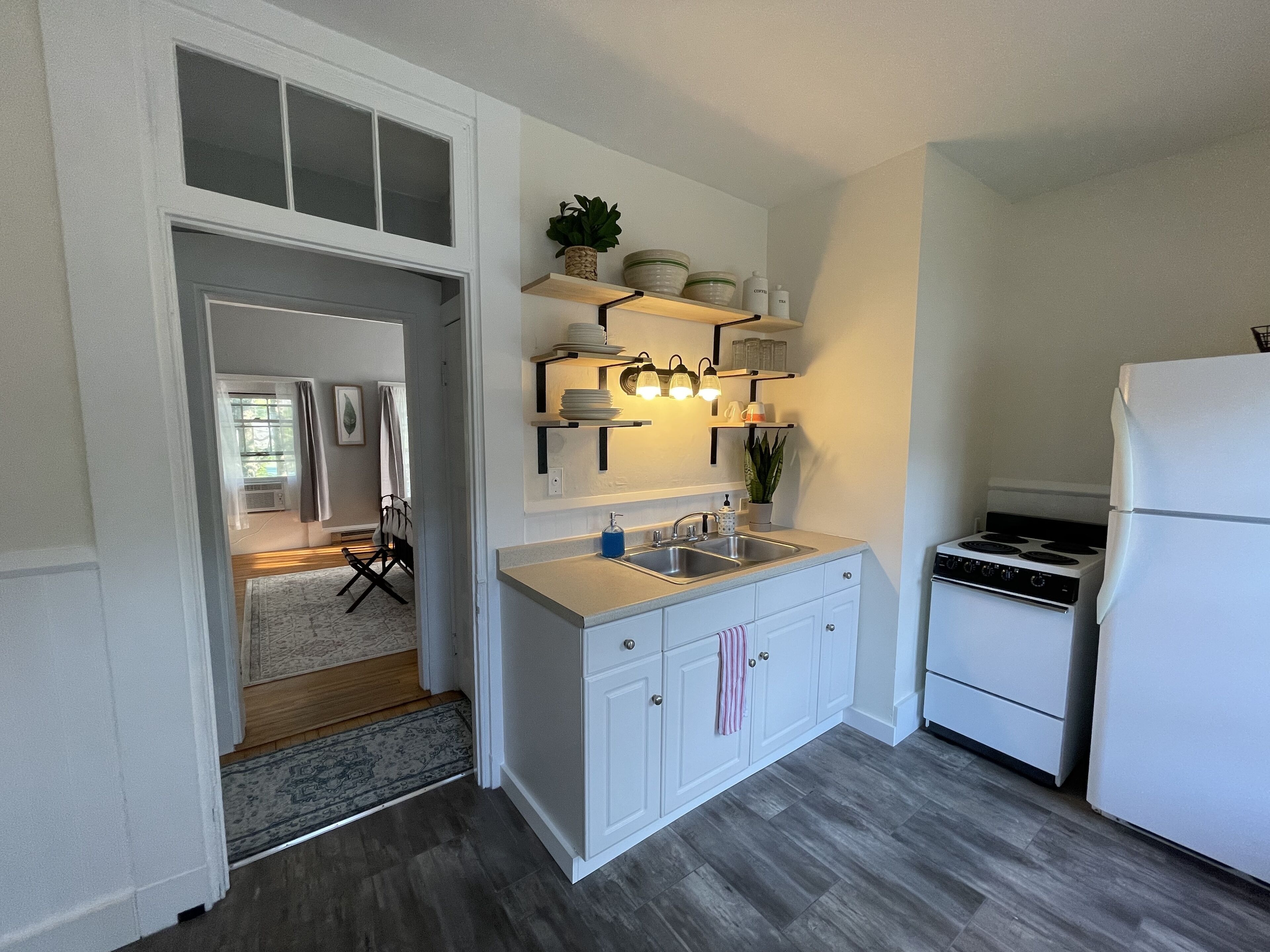Coffee/tea maker, fridge, microwave, oven