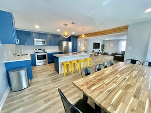 Fridge, microwave, oven, stovetop - 2min Walk To The Beach⛱ Private Heated Pool/SPA ⛱  Zula Siesta Beach House (South Padre Island)