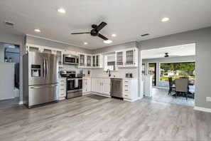 Fridge, microwave, oven, stovetop - 5 bedroom lakefront, hot tub, fire pit, movie room (Hot Springs)