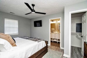 5 bedrooms, iron/ironing board, WiFi, bed sheets - 5 bedroom lakefront, hot tub, fire pit, movie room (Hot Springs)