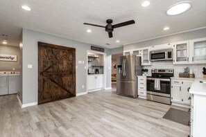 Fridge, microwave, oven, stovetop - 5 bedroom lakefront, hot tub, fire pit, movie room (Hot Springs)