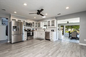 Frigorifero, microonde, forno, piano cottura