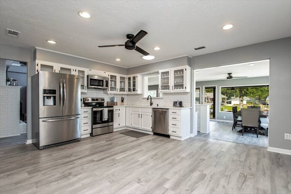 Een koelkast, een magnetron, een oven, een kookplaat