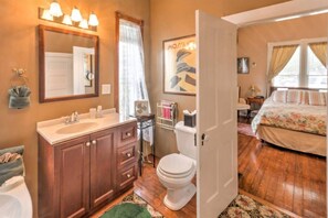 Bañera, secador de pelo, toallas y papel higiénico