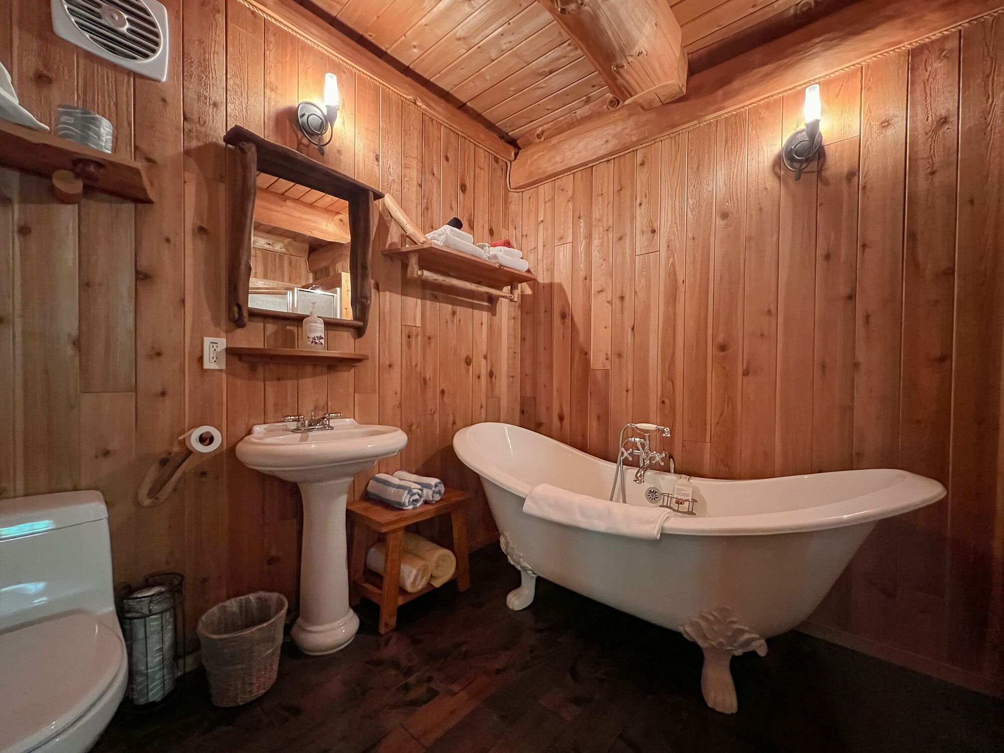 Badewanne, Haartrockner, Handtücher
