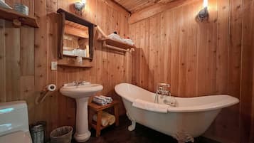 Badewanne, Haartrockner, Handtücher