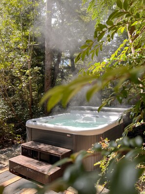 Outdoor spa tub - Halfmoon Cottage I Nature Escape I Hot Tub I Pets (Ucluelet)
