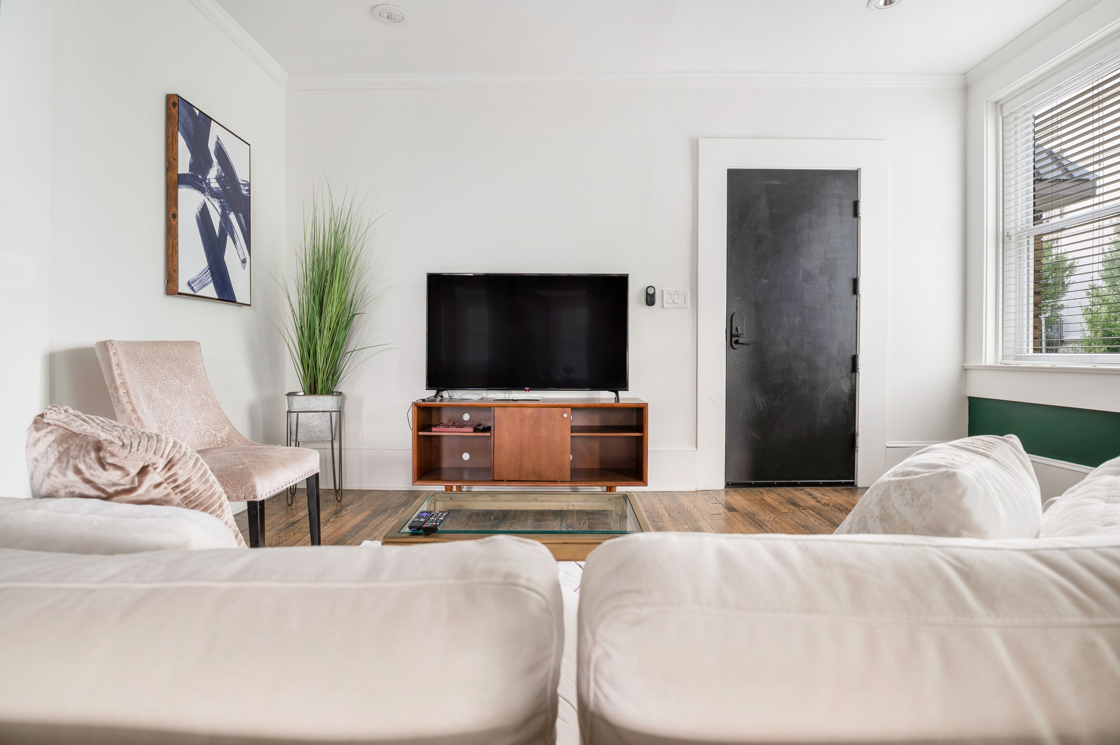 Midtown City View Spacious ❤️Third Floor Walk Up Apartment Unit 5