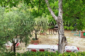 Outdoor dining - SANTA CROCE - TORRE: Three-room apartment in farmhouse with pool, Marmore Falls (Ferentillo)