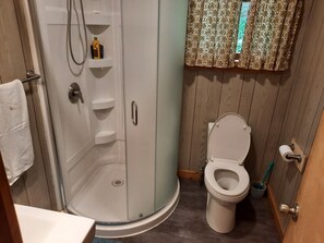 Douche, sèche-cheveux, papier toilette