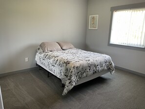 1 bedroom, desk, iron/ironing board, travel cot - Luxury Guest Apartment (Nampa)