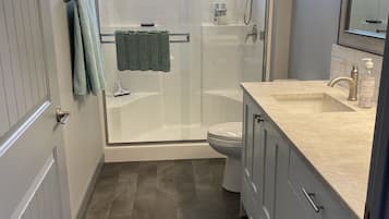 Douche, sĂšche-cheveux, serviettes fournies, savon