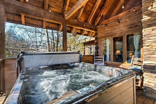 Modern Cozy Cabin w/ 4 KING Master Bedrooms & Hot Tub!
