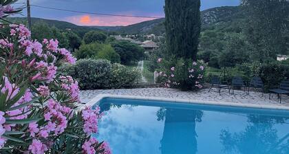 Gßte Passiflore au calme en vallée de la CÚze proche de l'ArdÚche belles vues