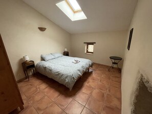 1 chambre, fer et planche à repasser, Wi-Fi gratuit, draps fournis