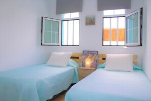 2 makuuhuonetta, tallelokero huoneessa, silitysrauta/-lauta