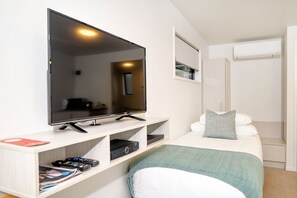 Family Studio Suite, Accessible | Blackout drapes, iron/ironing board, free WiFi, bed sheets