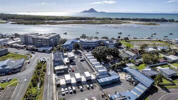 Zona industrial con almacenes, un estacionamiento y un puerto deportivo con barcos.