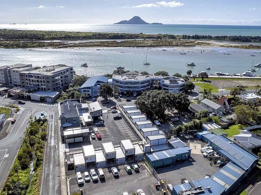 Zona industrial con almacenes, un estacionamiento y un puerto deportivo con barcos.