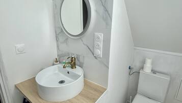 Douche, serviettes fournies, papier toilette