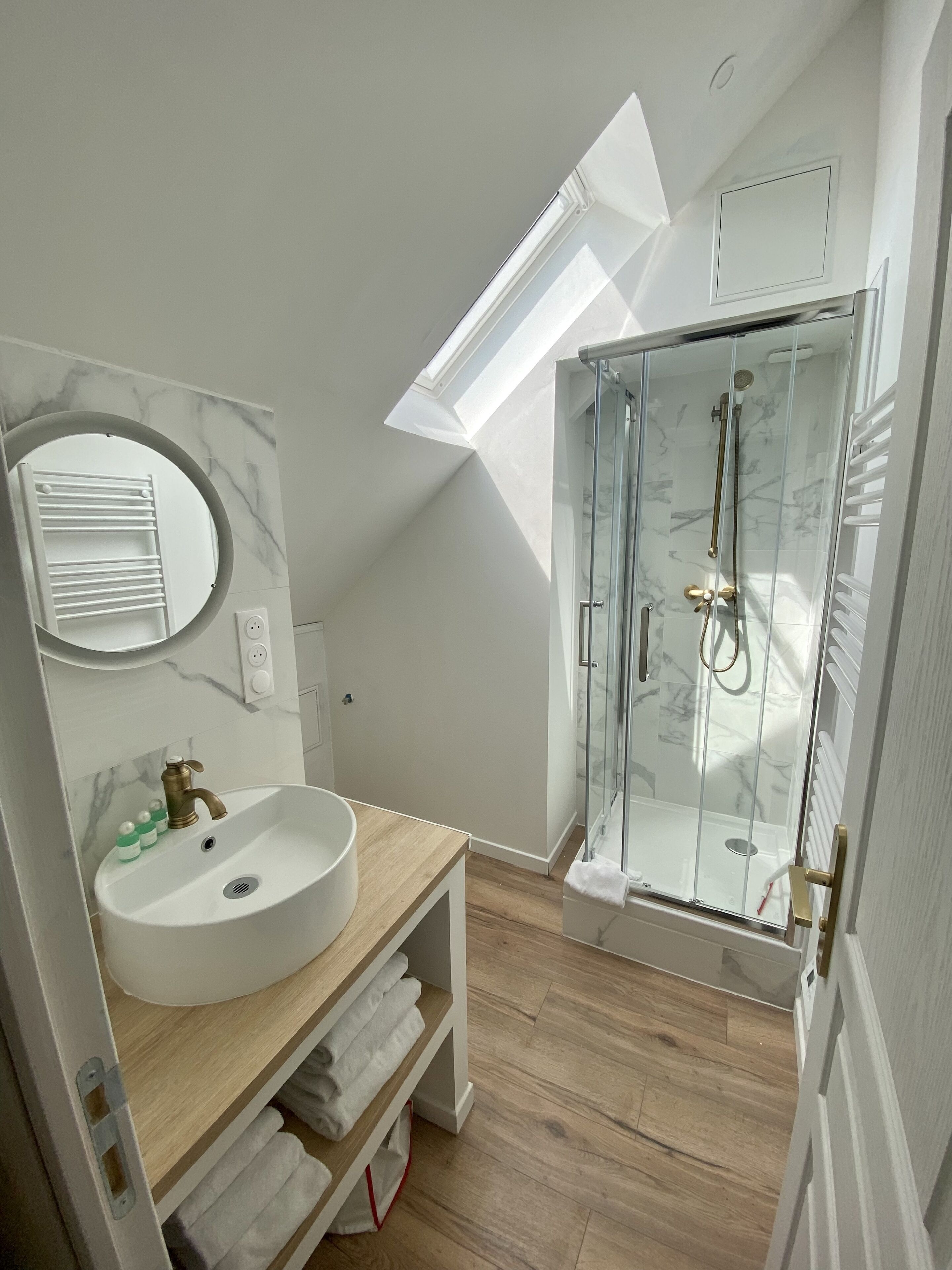 Douche, serviettes fournies, papier toilette