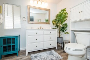 Combined shower/bathtub, hair dryer, towels, soap - Casa Oasis Near the Colorado River (Bullhead City)