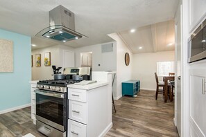 Fridge, microwave, oven, stovetop - Casa Oasis Near the Colorado River (Bullhead City)