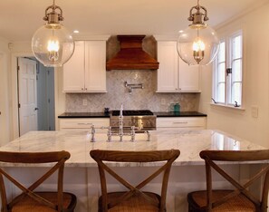 Fridge, microwave, oven, dishwasher - Beautiful Classic Cape Cod Retreat (Barnstable)