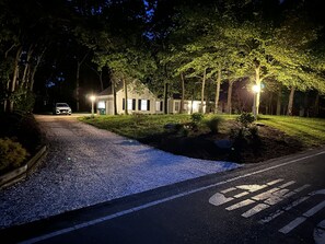 Property grounds - Beautiful Classic Cape Cod Retreat (Barnstable)