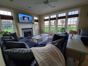 Smart TV, chimenea y futbolito 