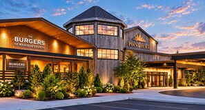 Un hôtel avec une enseigne bien visible indiquant « The Burgers of Madison County » et une autre enseigne distincte pour « Point Place ».