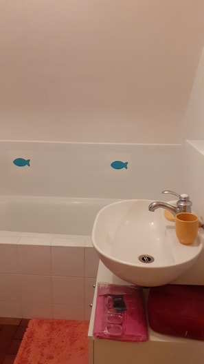 Bathtub, hair dryer, bidet, towels
