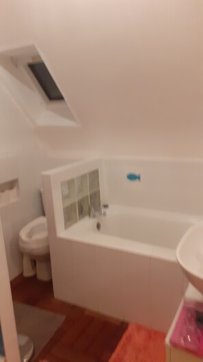 Badewanne, Haartrockner, Bidet, Handtücher