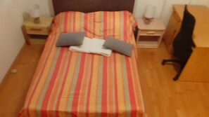 4 quartos, ferros/tábuas de passar roupa, berço de viagem