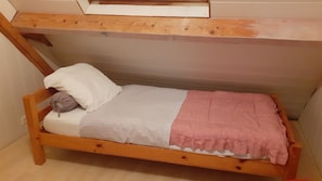 4 bedrooms, iron/ironing board, travel crib, free WiFi